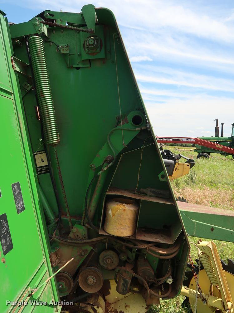 image for item FE9671 1983 John Deere 530 round baler