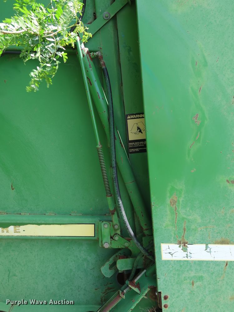 image for item FE9671 1983 John Deere 530 round baler