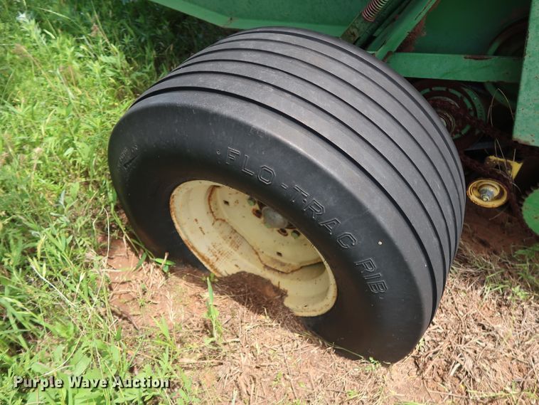 image for item FE9671 1983 John Deere 530 round baler