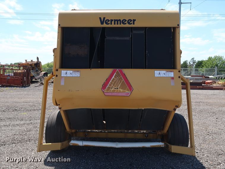 image for item FE9684 (2) Vermeer 605K round balers