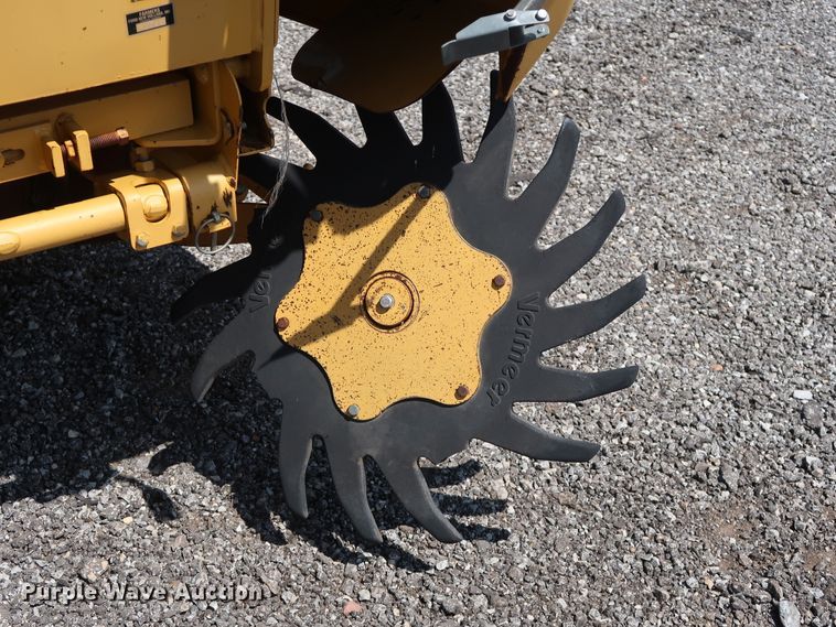 image for item FE9684 (2) Vermeer 605K round balers