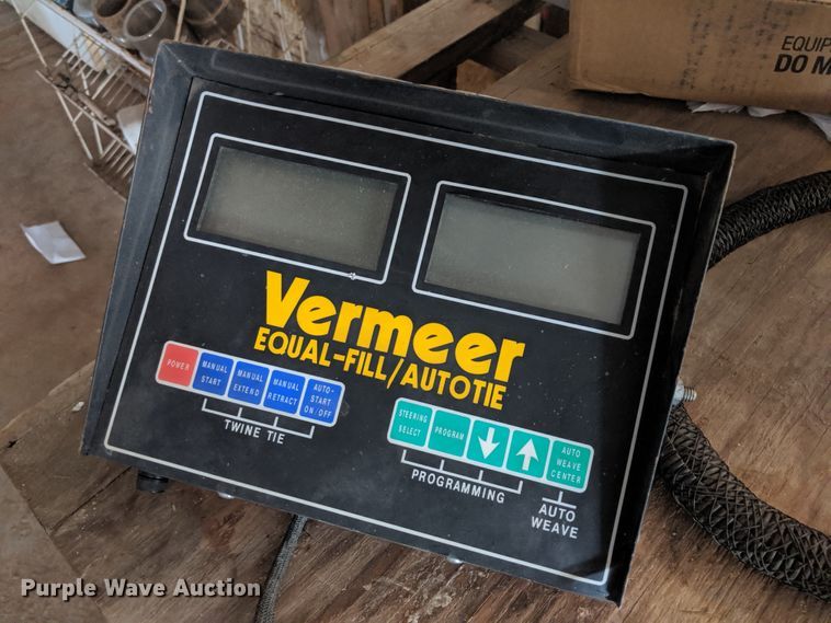 image for item FE9684 (2) Vermeer 605K round balers