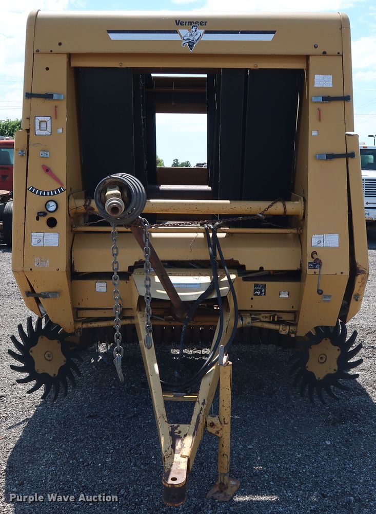 image for item FE9684 (2) Vermeer 605K round balers