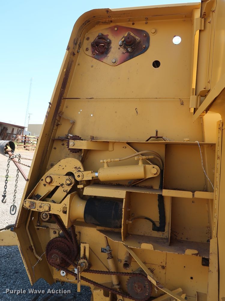 image for item FE9684 (2) Vermeer 605K round balers