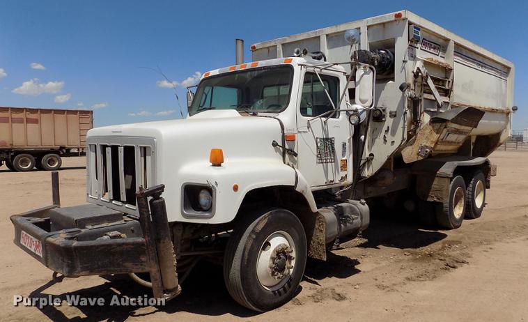 image for item FG9473 2000 International 2654 feed mixer truck