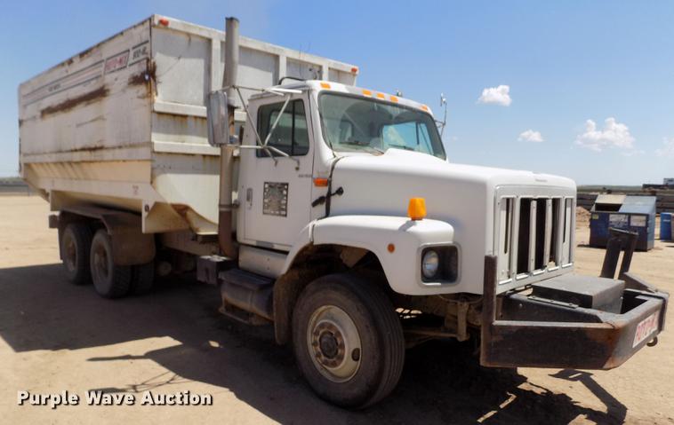 image for item FG9473 2000 International 2654 feed mixer truck