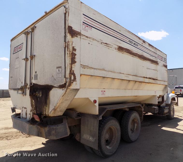 image for item FG9473 2000 International 2654 feed mixer truck