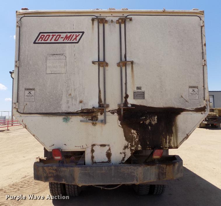 image for item FG9473 2000 International 2654 feed mixer truck