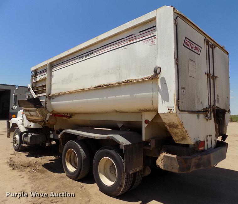 image for item FG9473 2000 International 2654 feed mixer truck