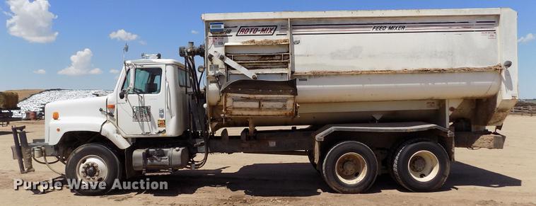 image for item FG9473 2000 International 2654 feed mixer truck
