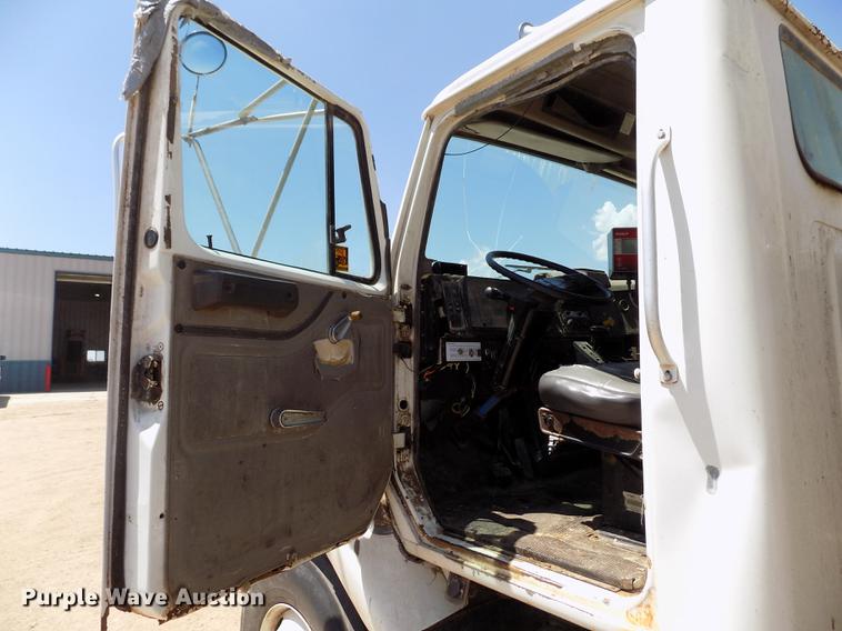 image for item FG9473 2000 International 2654 feed mixer truck