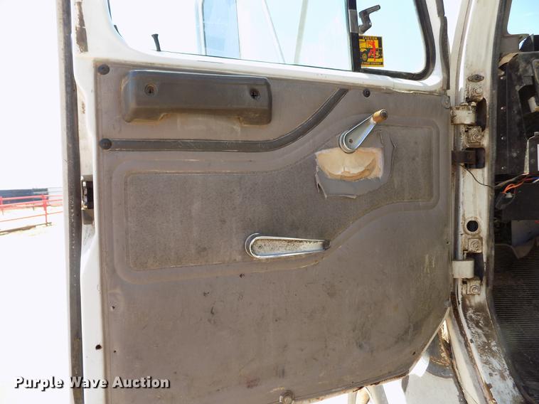 image for item FG9473 2000 International 2654 feed mixer truck