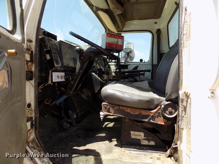 image for item FG9473 2000 International 2654 feed mixer truck