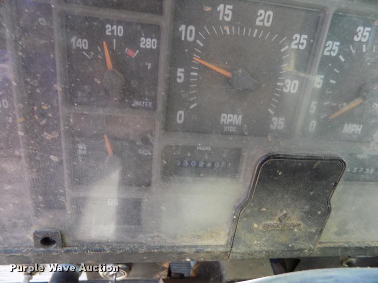 image for item FG9473 2000 International 2654 feed mixer truck