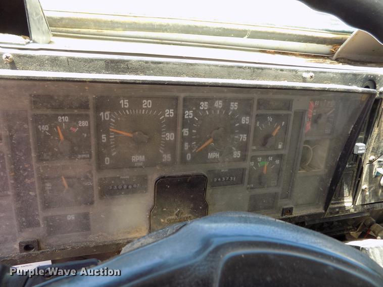 image for item FG9473 2000 International 2654 feed mixer truck