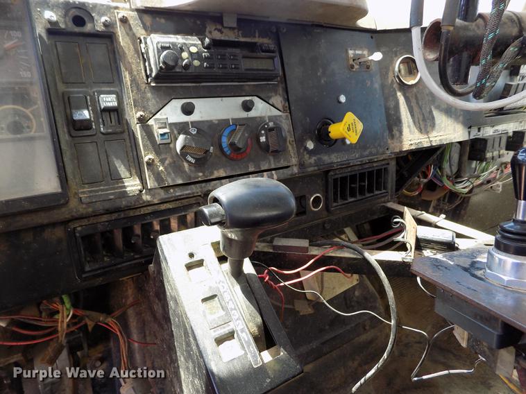 image for item FG9473 2000 International 2654 feed mixer truck