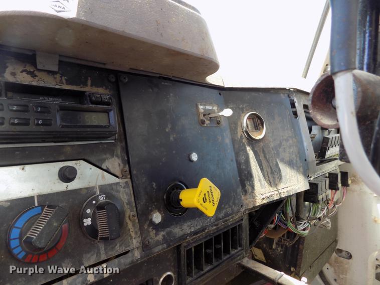 image for item FG9473 2000 International 2654 feed mixer truck