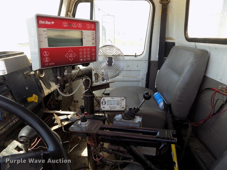 image for item FG9473 2000 International 2654 feed mixer truck