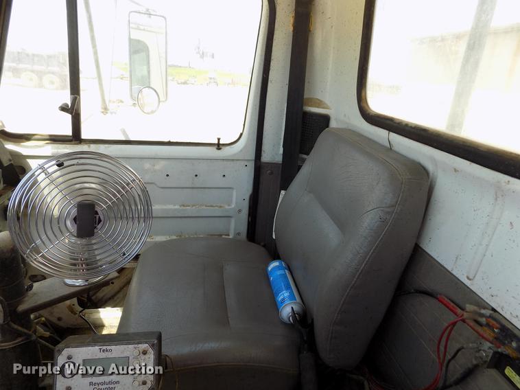 image for item FG9473 2000 International 2654 feed mixer truck