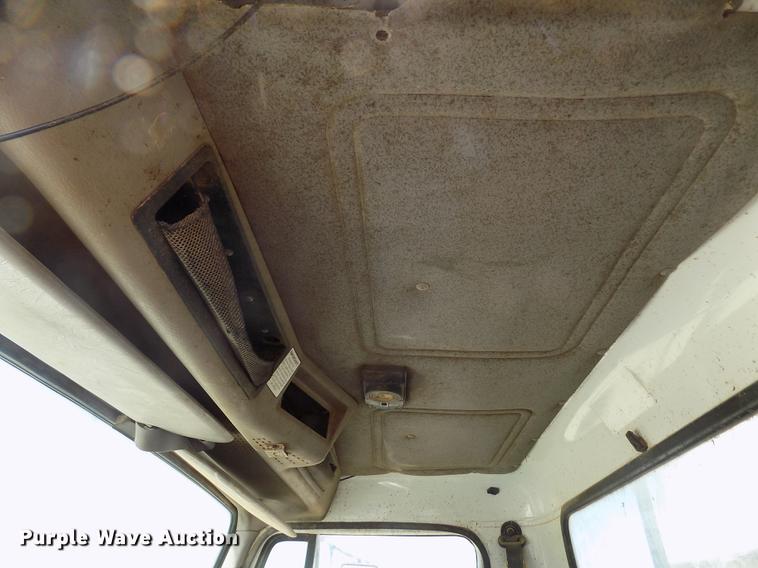 image for item FG9473 2000 International 2654 feed mixer truck