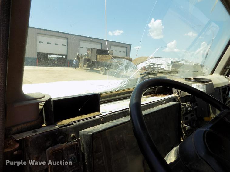 image for item FG9473 2000 International 2654 feed mixer truck