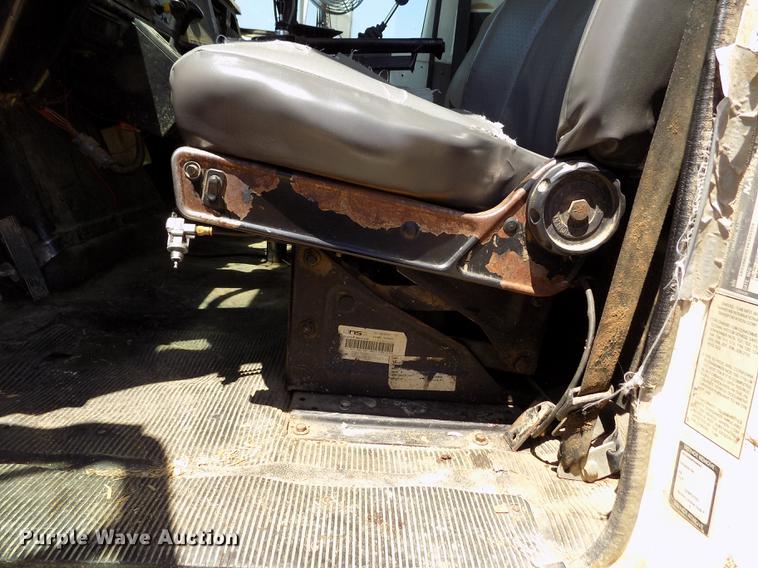 image for item FG9473 2000 International 2654 feed mixer truck