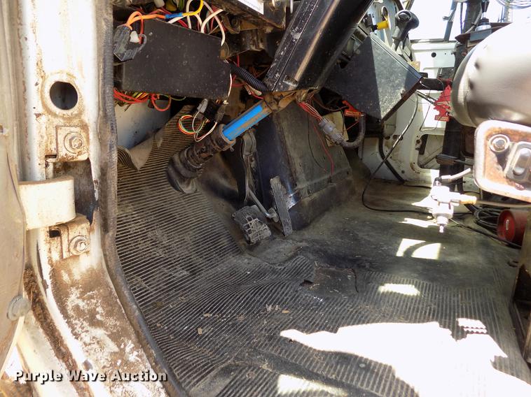 image for item FG9473 2000 International 2654 feed mixer truck