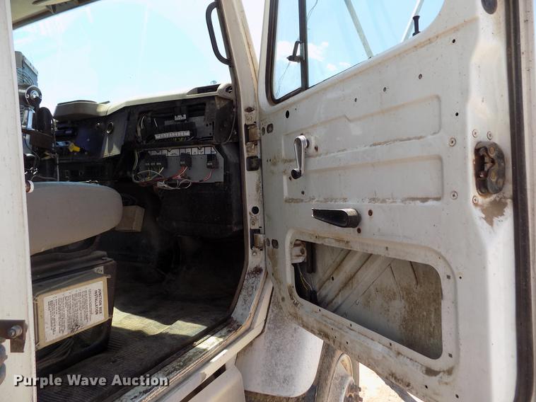 image for item FG9473 2000 International 2654 feed mixer truck