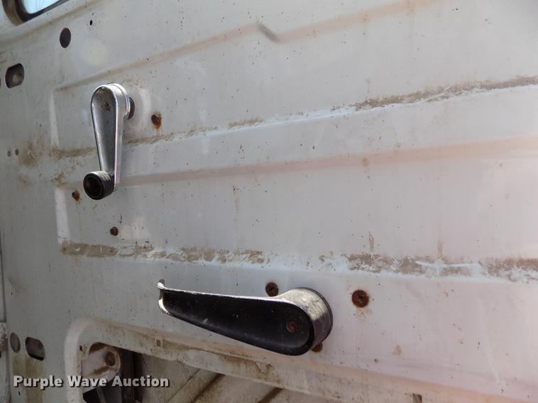 image for item FG9473 2000 International 2654 feed mixer truck