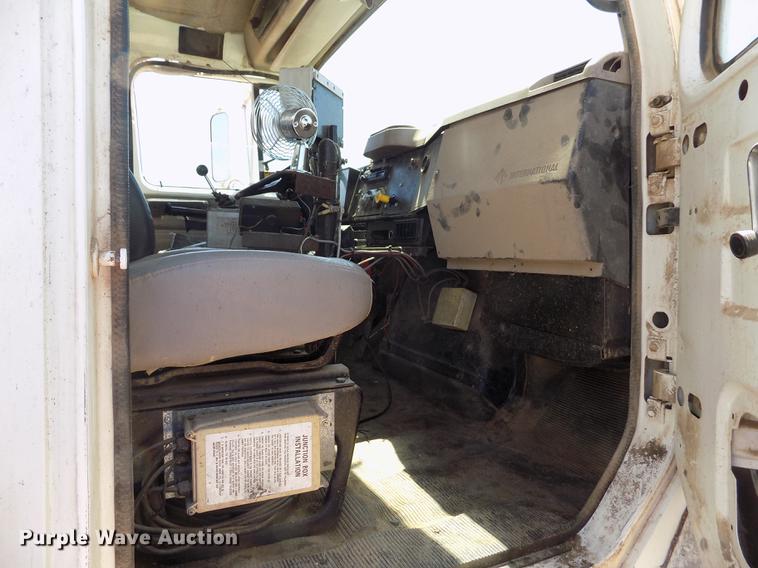 image for item FG9473 2000 International 2654 feed mixer truck