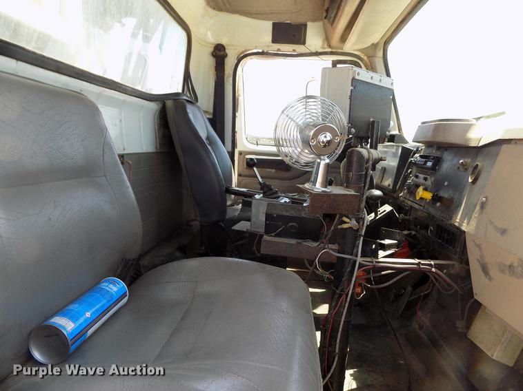 image for item FG9473 2000 International 2654 feed mixer truck