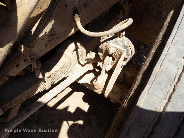 image for item FG9473 2000 International 2654 feed mixer truck