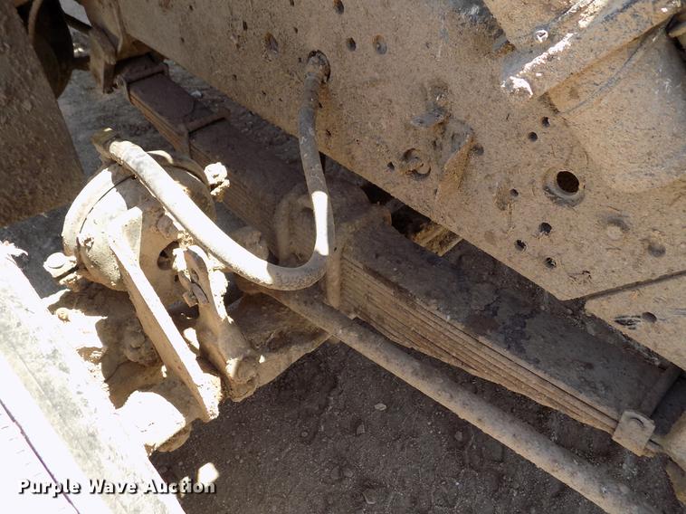 image for item FG9473 2000 International 2654 feed mixer truck