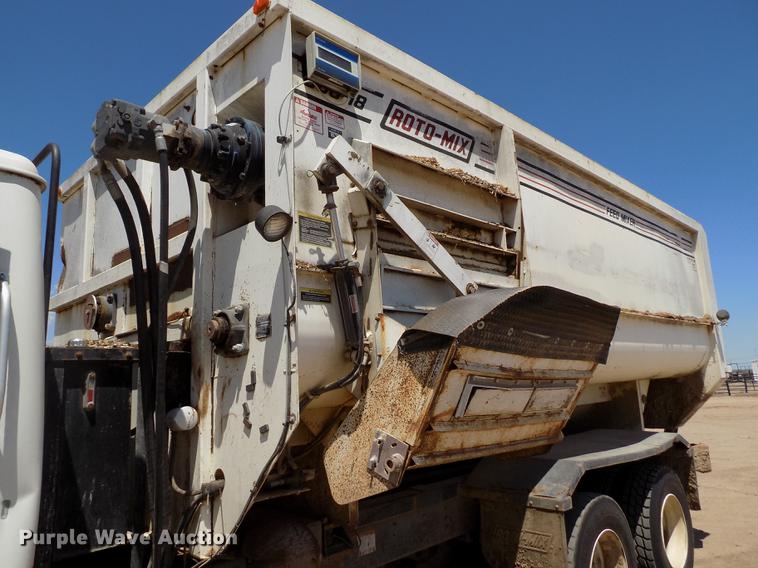 image for item FG9473 2000 International 2654 feed mixer truck