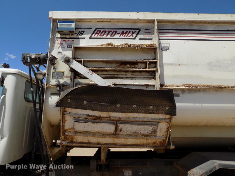 image for item FG9473 2000 International 2654 feed mixer truck