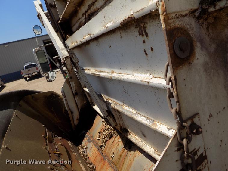 image for item FG9473 2000 International 2654 feed mixer truck