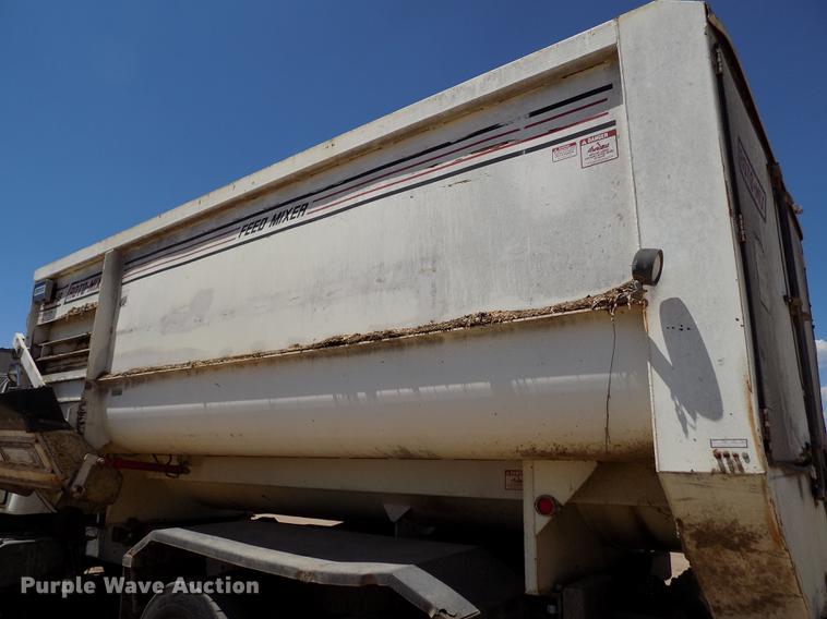 image for item FG9473 2000 International 2654 feed mixer truck