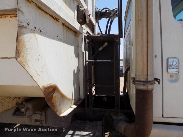 image for item FG9473 2000 International 2654 feed mixer truck