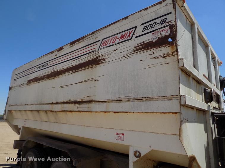 image for item FG9473 2000 International 2654 feed mixer truck