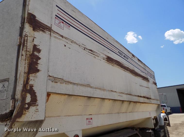 image for item FG9473 2000 International 2654 feed mixer truck