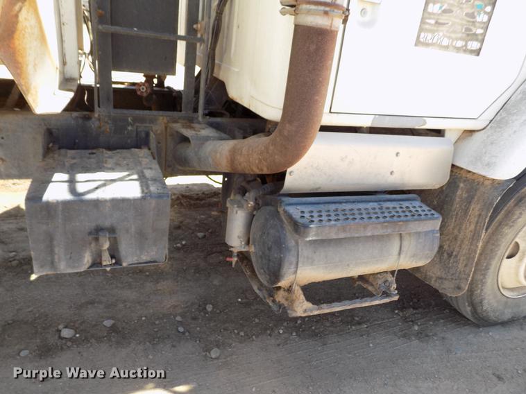 image for item FG9473 2000 International 2654 feed mixer truck