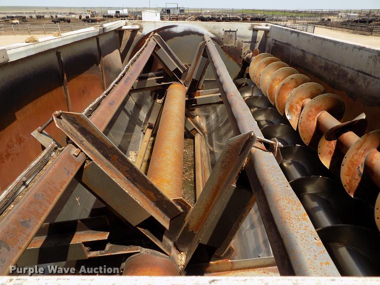 image for item FG9473 2000 International 2654 feed mixer truck