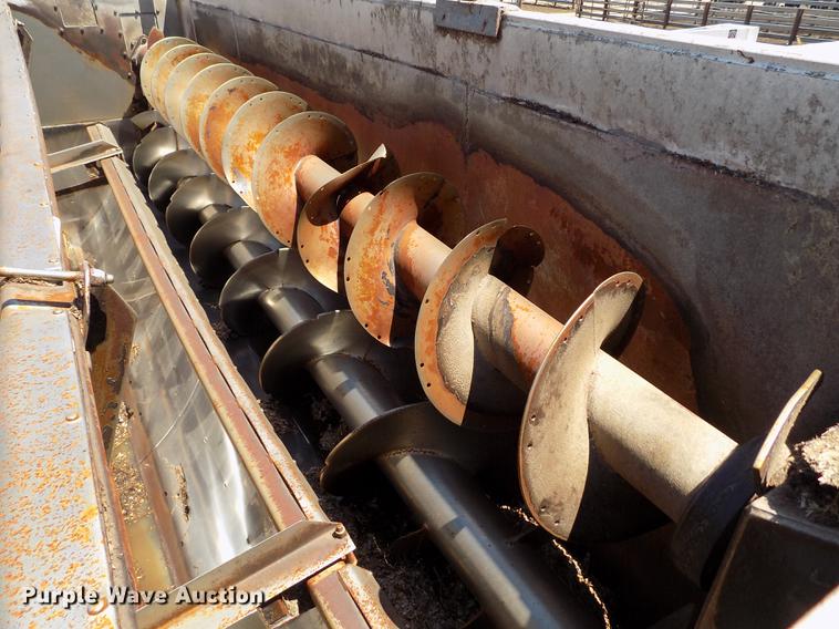 image for item FG9473 2000 International 2654 feed mixer truck