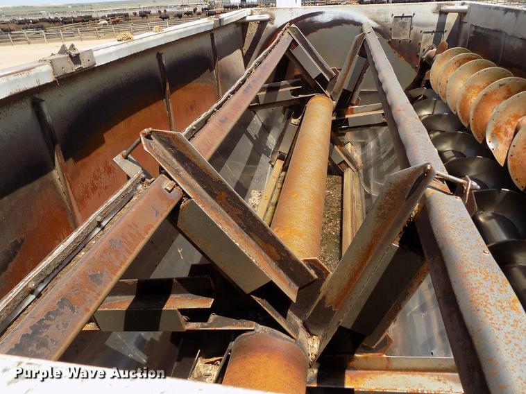 image for item FG9473 2000 International 2654 feed mixer truck