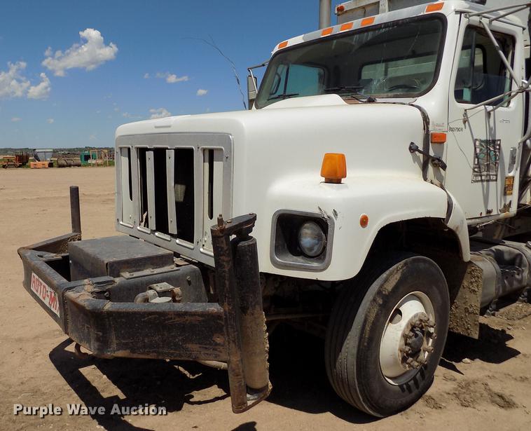 image for item FG9473 2000 International 2654 feed mixer truck