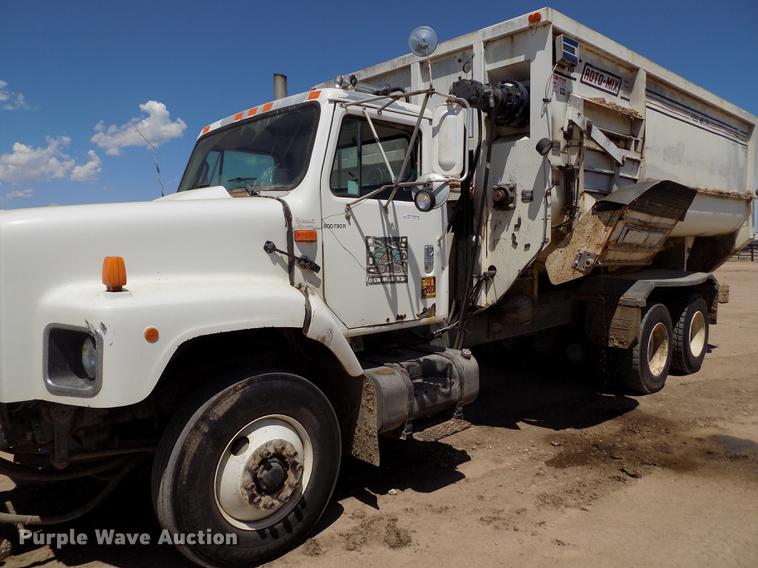image for item FG9473 2000 International 2654 feed mixer truck