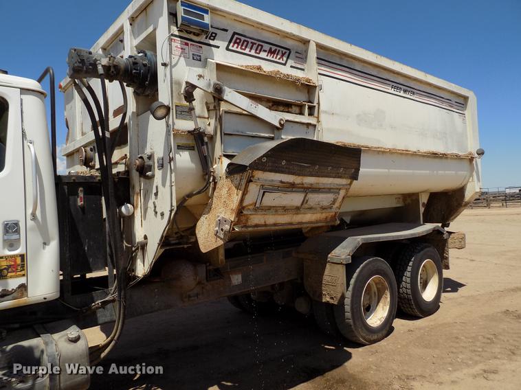 image for item FG9473 2000 International 2654 feed mixer truck