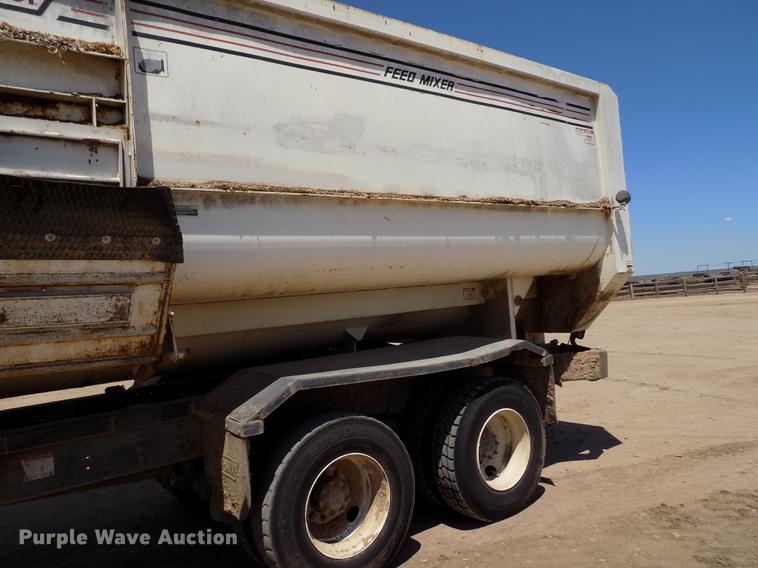 image for item FG9473 2000 International 2654 feed mixer truck