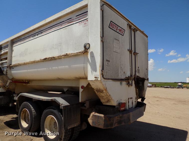 image for item FG9473 2000 International 2654 feed mixer truck