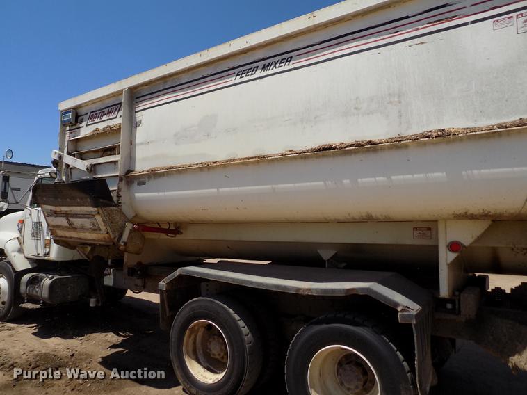 image for item FG9473 2000 International 2654 feed mixer truck